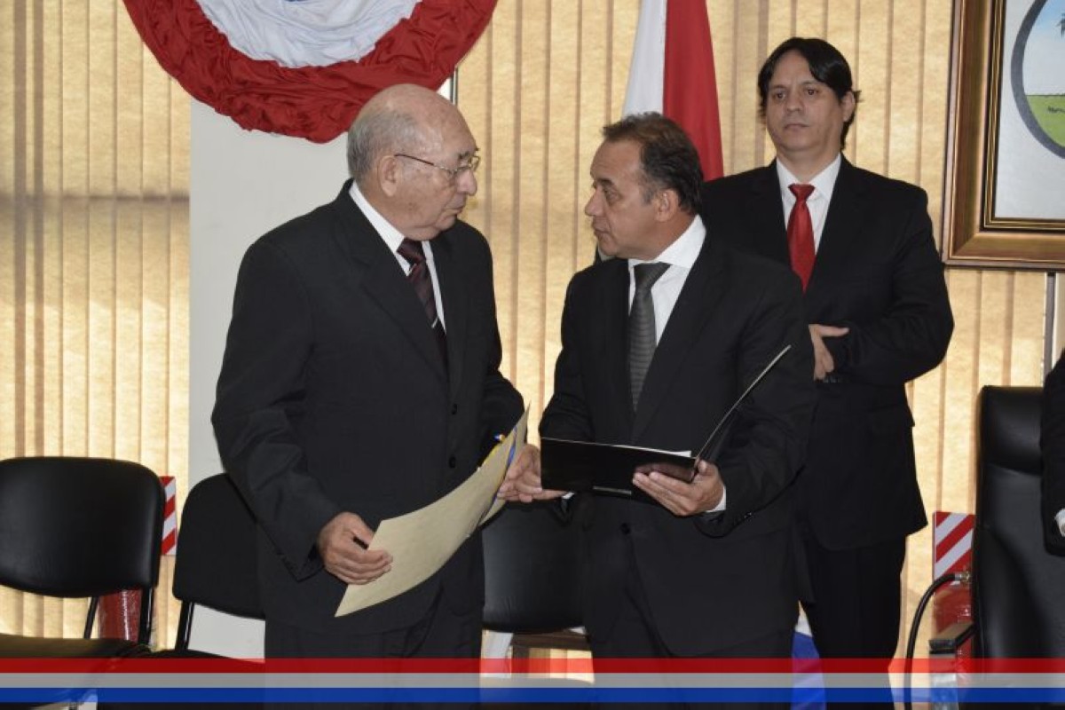 Foto 28 de Acto de entrega de reconocimiento como "Hijo Dilecto de la ciudad de Capiatá" al Prof. Bernardo Sosa Ortiz