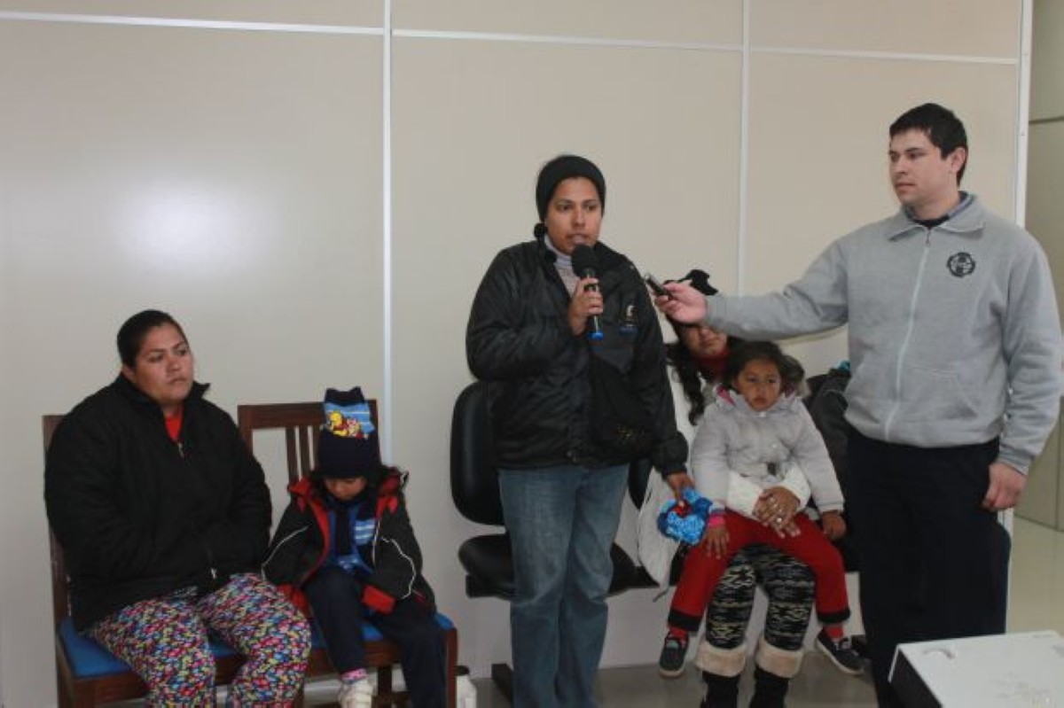 Foto 2 de Pobladoras de la Cía. 2ª Costa Salinas respaldan a la jefa del Puesto de Salud de la zona y a sus profesionales de blanco