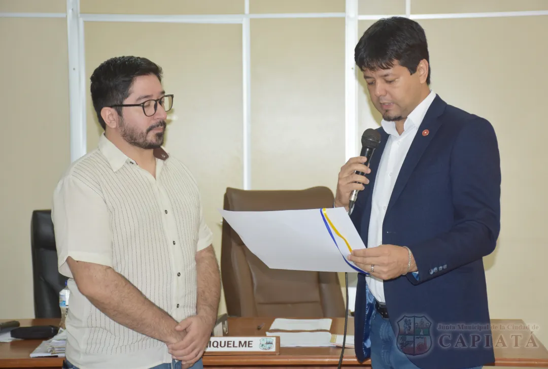 Foto 12 de Entrega de Reconocimiento al Mérito Educativo al Sr. Pedro Alfonso Caballero y a la Dra. Lourdes Noemí Branda de Paredes por fomentar el hábito de la lectura