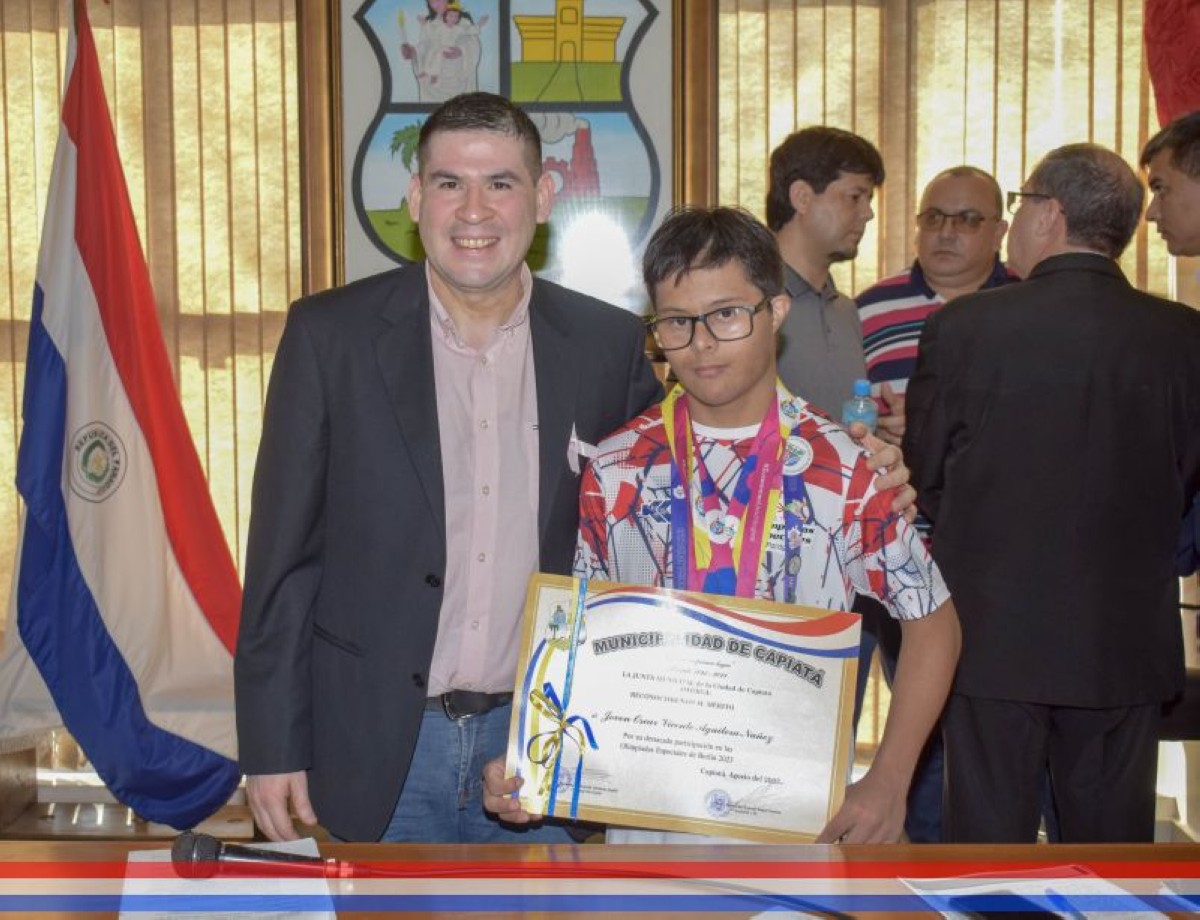 Foto 2 de Reconocimiento al Mérito al joven atleta Oscar Vicente Aguilera Núñez de destacada participación en las Olimpiadas Especiales Berlín 2023