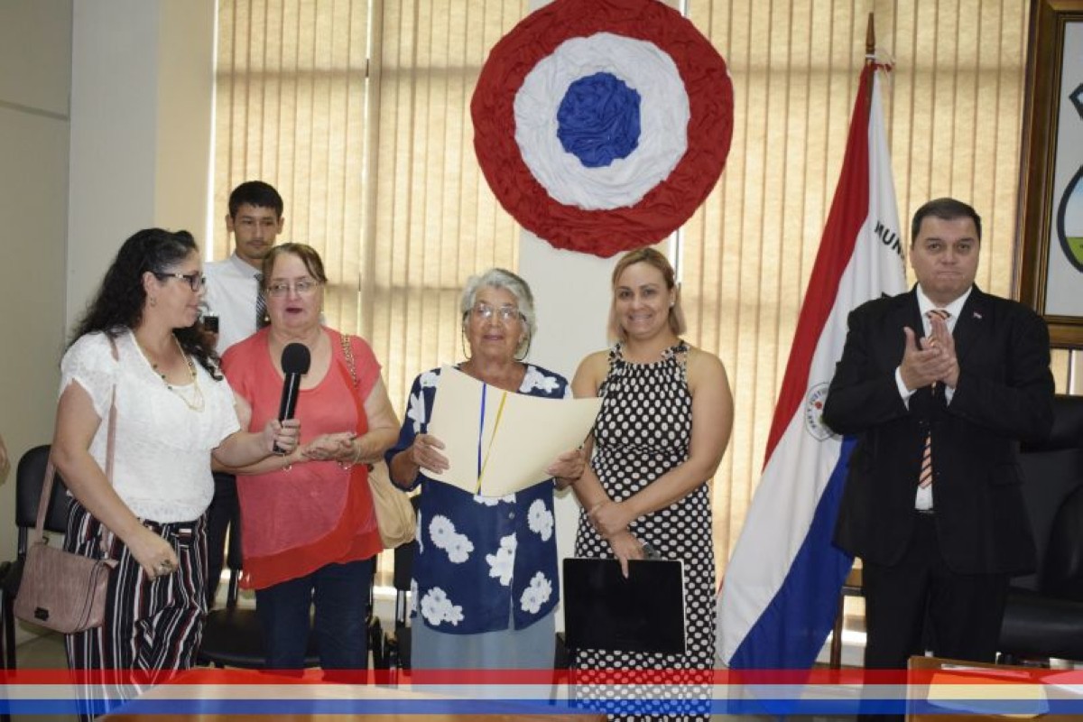 Foto 18 de Reconocimiento a la Sra. Epifanía Vda. de Montiel por la donación de un terreno para asiento de una plaza pública