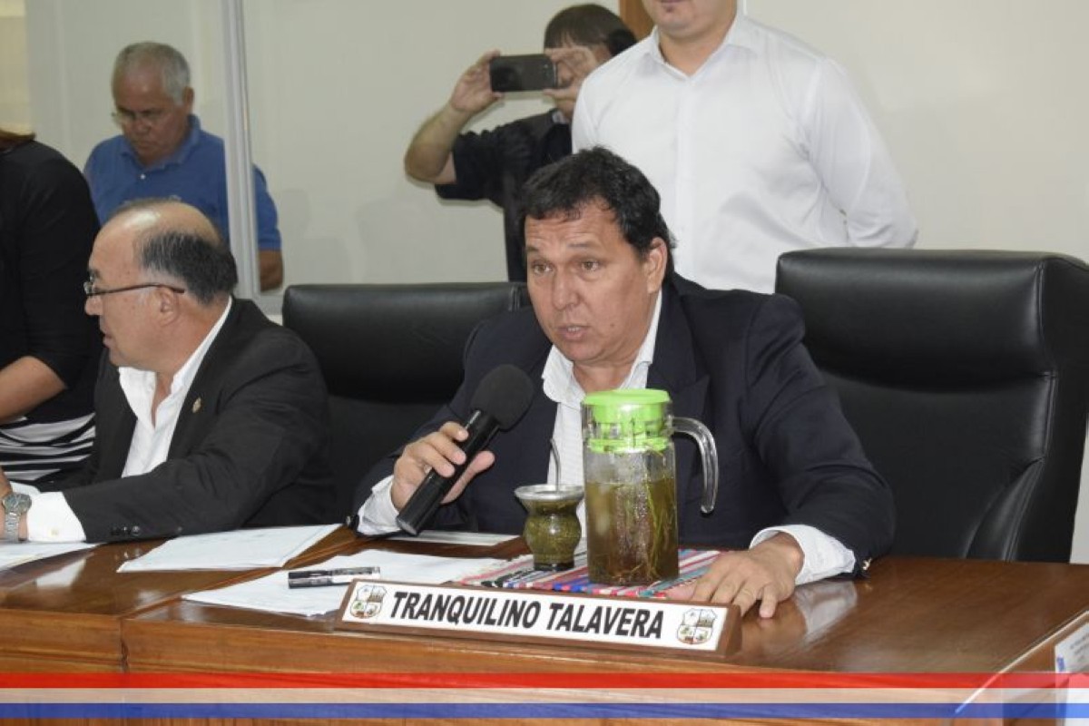 Foto 16 de Acto de entrega de reconocimiento como "Hijo Dilecto de la ciudad de Capiatá" al Prof. Bernardo Sosa Ortiz