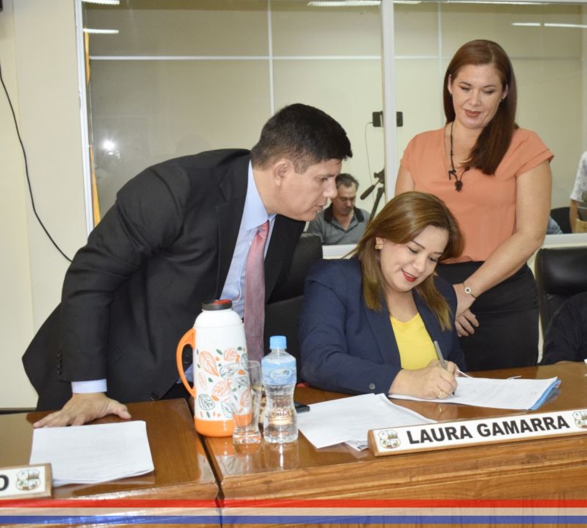 Foto 4 de Aprueban adenda al Pliego de Bases y Condiciones del llamado a Licitación Pública Nacional "Compra de sillas y mesas pupitres individuales para alumnos"