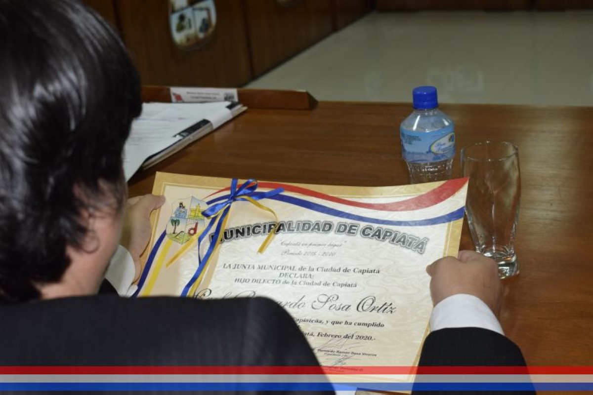 Foto 13 de Acto de entrega de reconocimiento como "Hijo Dilecto de la ciudad de Capiatá" al Prof. Bernardo Sosa Ortiz