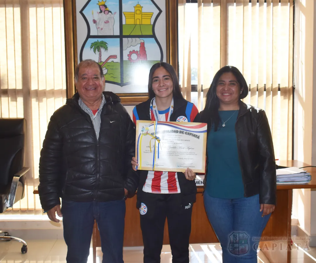 Foto 2 de Reconocimiento a las integrantes capiateñas de la Selección Paraguaya de Fútbol Femenino Sub 17, consagradas como campeonas sudamericanas