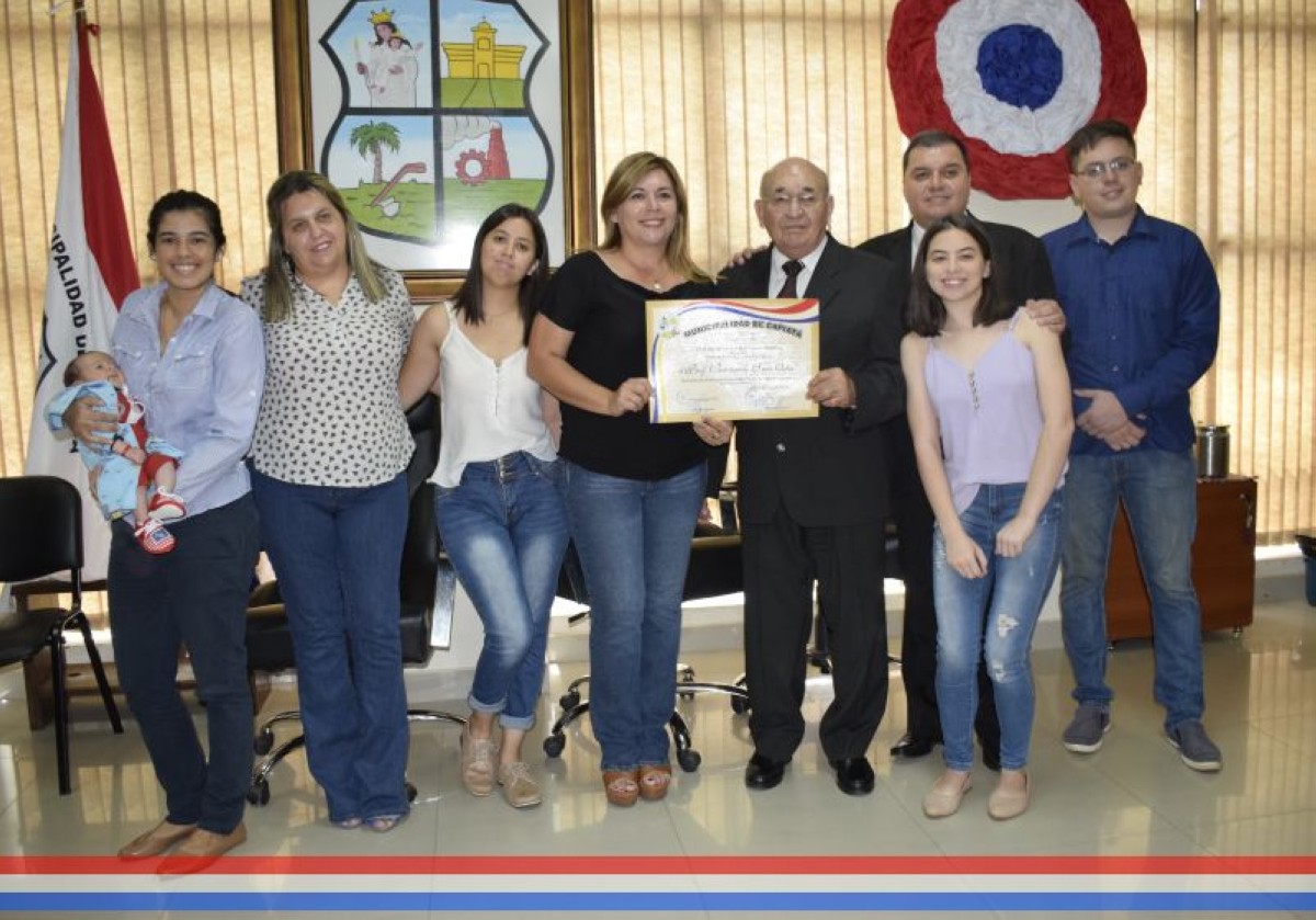 Foto 42 de Acto de entrega de reconocimiento como "Hijo Dilecto de la ciudad de Capiatá" al Prof. Bernardo Sosa Ortiz