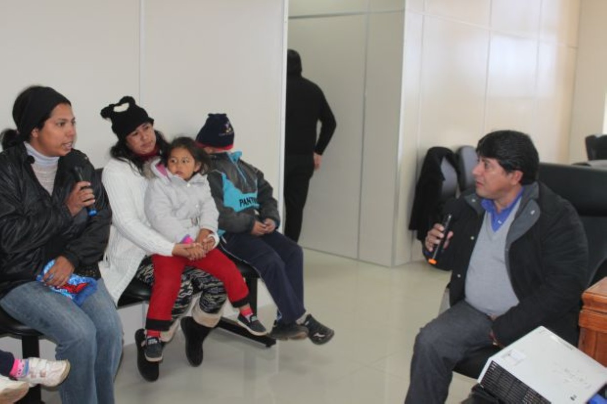 Foto 7 de Pobladoras de la Cía. 2ª Costa Salinas respaldan a la jefa del Puesto de Salud de la zona y a sus profesionales de blanco
