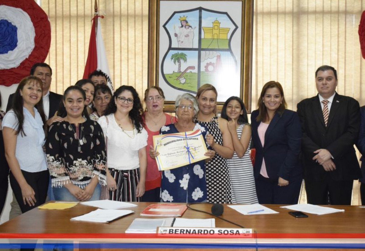 Foto 19 de Reconocimiento a la Sra. Epifanía Vda. de Montiel por la donación de un terreno para asiento de una plaza pública