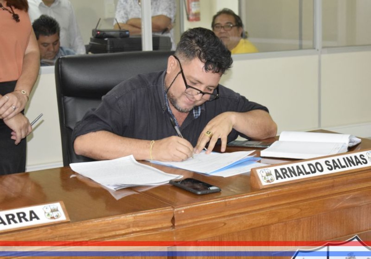 Foto 5 de Aprueban adenda al Pliego de Bases y Condiciones del llamado a Licitación Pública Nacional "Compra de sillas y mesas pupitres individuales para alumnos"