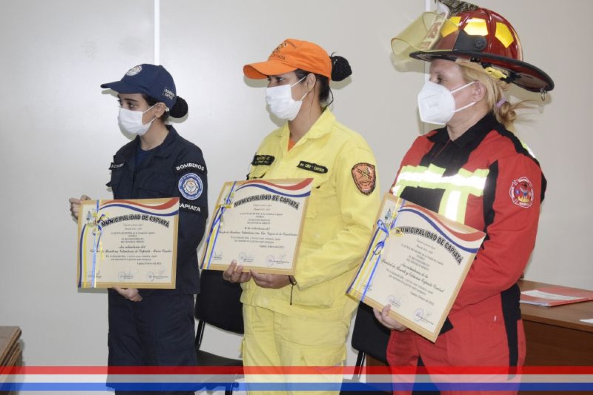 Foto 16 de Entrega de reconocimientos en Honor al Mérito a mujeres integrantes de cuerpos de bomberos voluntarios de nuestra ciudad