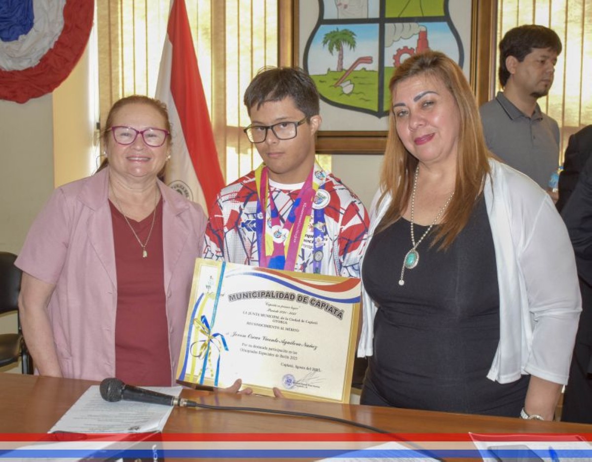 Foto 1 de Reconocimiento al Mérito al joven atleta Oscar Vicente Aguilera Núñez de destacada participación en las Olimpiadas Especiales Berlín 2023