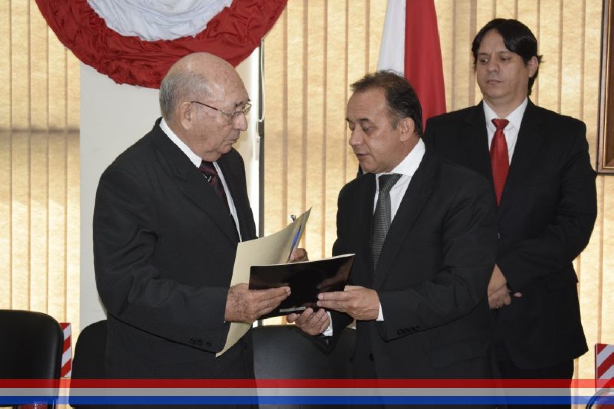 Foto 29 de Acto de entrega de reconocimiento como "Hijo Dilecto de la ciudad de Capiatá" al Prof. Bernardo Sosa Ortiz