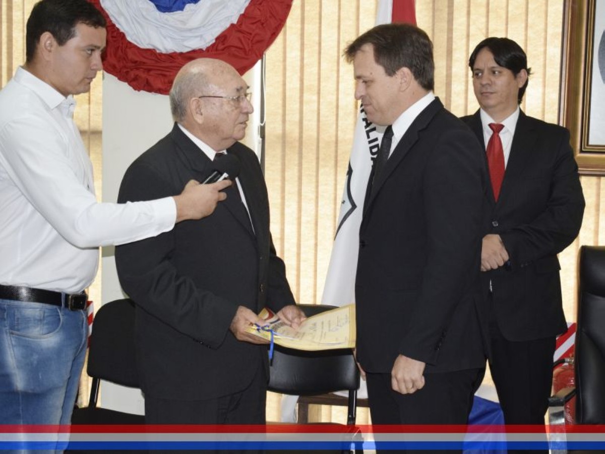 Foto 27 de Acto de entrega de reconocimiento como "Hijo Dilecto de la ciudad de Capiatá" al Prof. Bernardo Sosa Ortiz