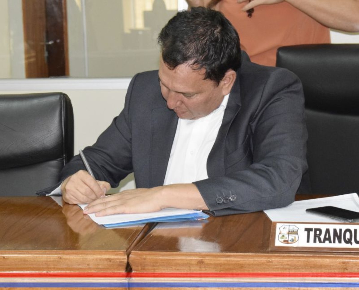 Foto 1 de Aprueban adenda al Pliego de Bases y Condiciones del llamado a Licitación Pública Nacional "Compra de sillas y mesas pupitres individuales para alumnos"