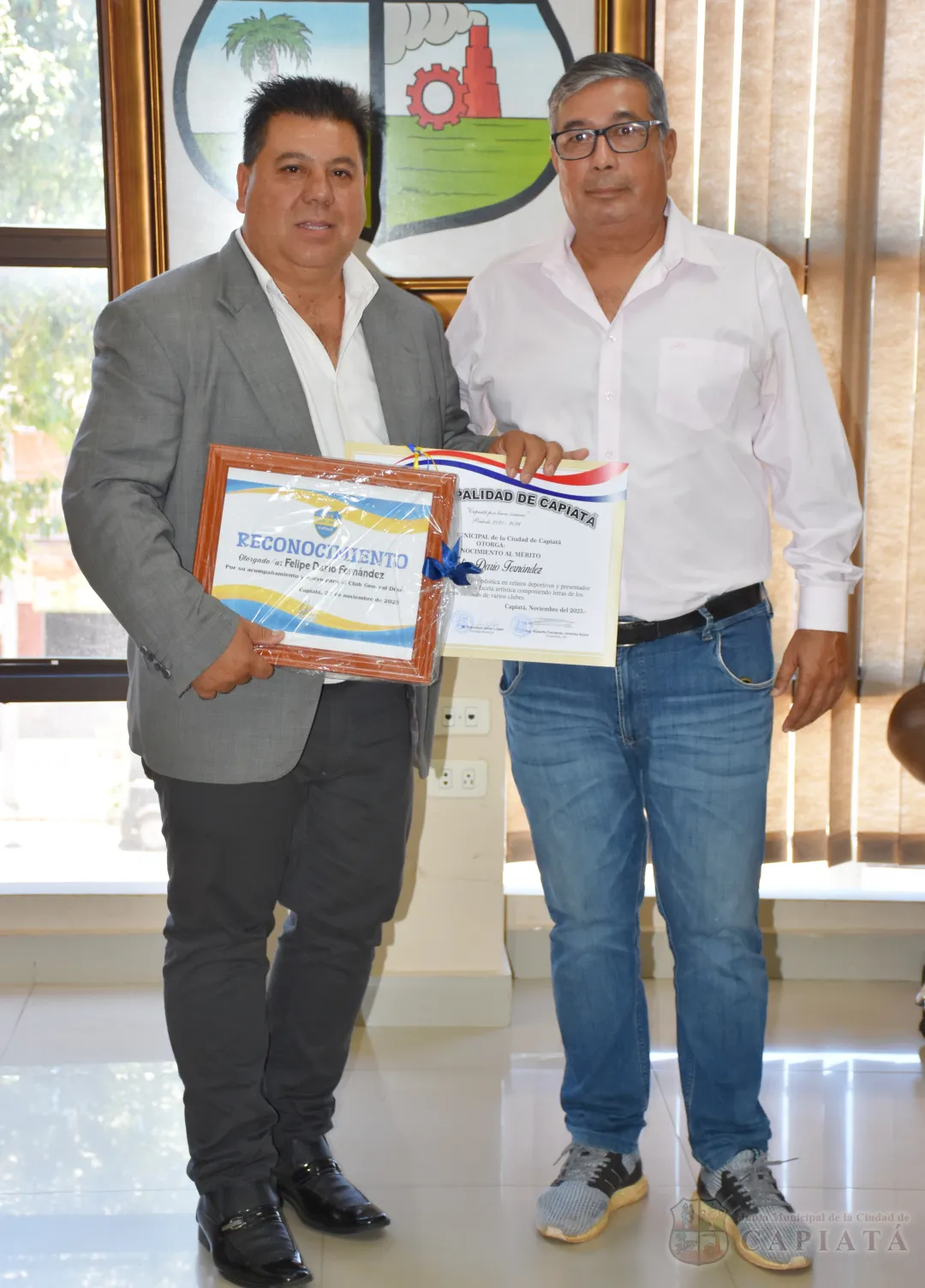 Foto 6 de Entrega de reconocimiento al Mérito a los destacados comunicadores sociales Felipe Darío Fernández y Luis Arce