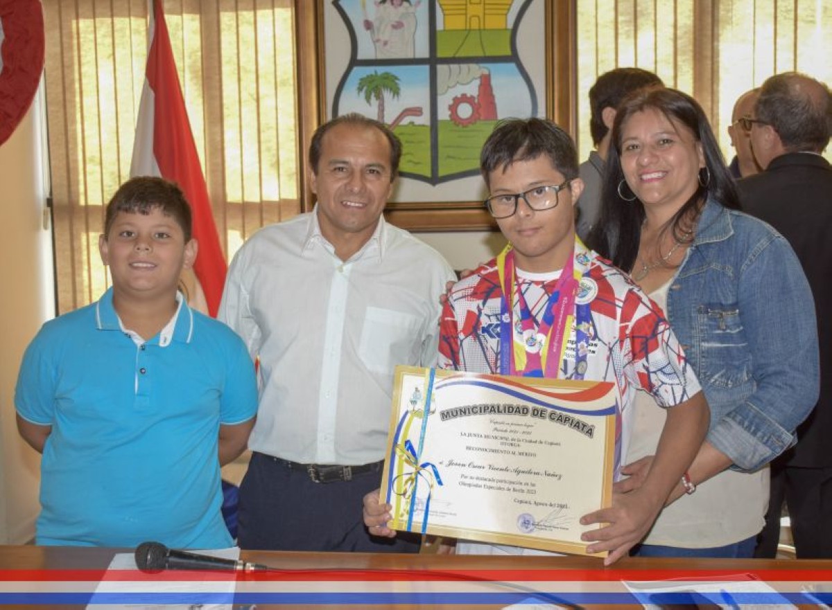 Foto 3 de Reconocimiento al Mérito al joven atleta Oscar Vicente Aguilera Núñez de destacada participación en las Olimpiadas Especiales Berlín 2023
