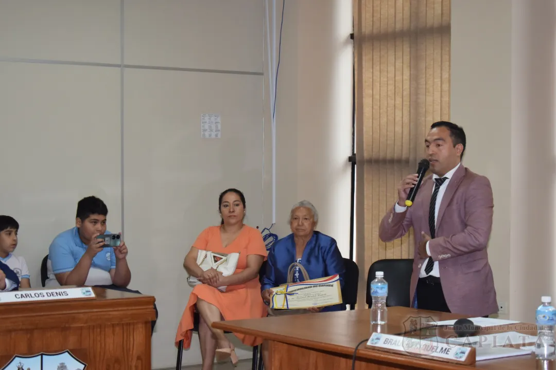 Foto 5 de Acto de Reconocimiento al Mérito al joven poeta capiateño Samuel Bordón Cañete