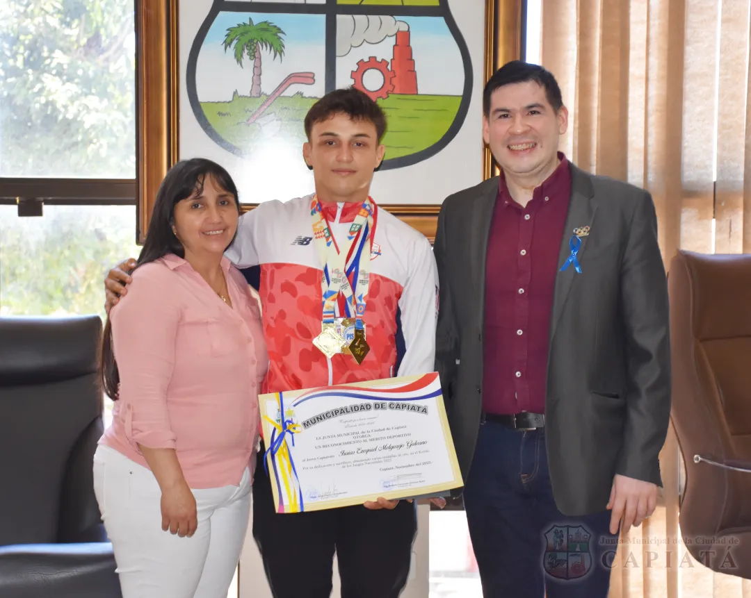 Foto 1 de Reconocimiento al Mérito Deportivo al joven ciclista Isaías Ezequiel Melgarejo Galeano, ganador de varias medallas de Oro
