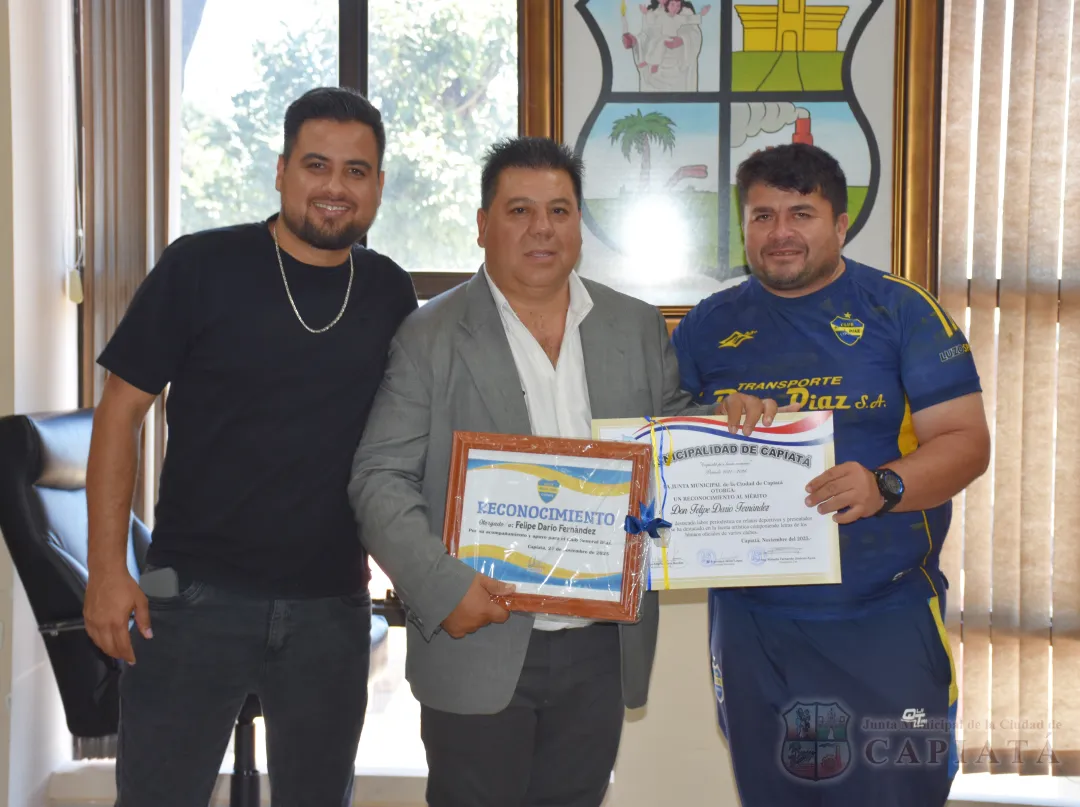 Foto 7 de Entrega de reconocimiento al Mérito a los destacados comunicadores sociales Felipe Darío Fernández y Luis Arce