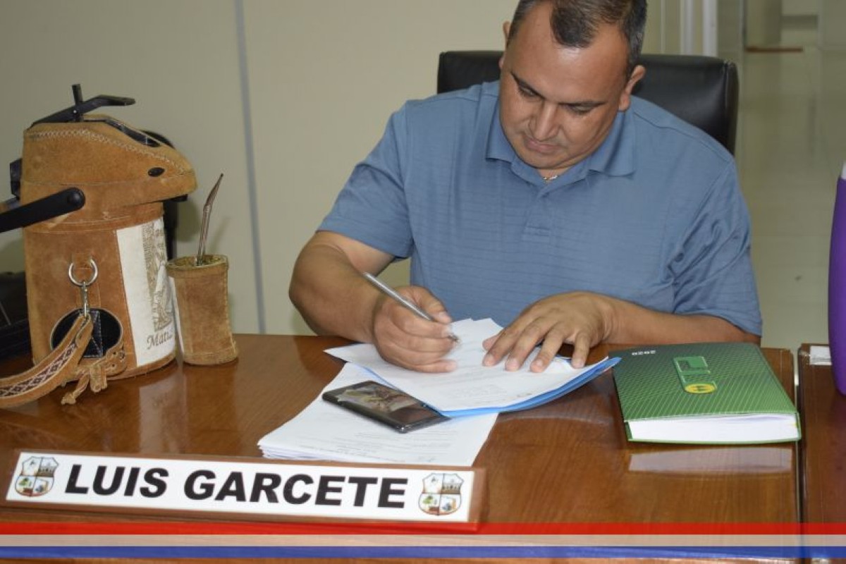 Foto 2 de Aprueban adenda al Pliego de Bases y Condiciones del llamado a Licitación Pública Nacional "Compra de sillas y mesas pupitres individuales para alumnos"