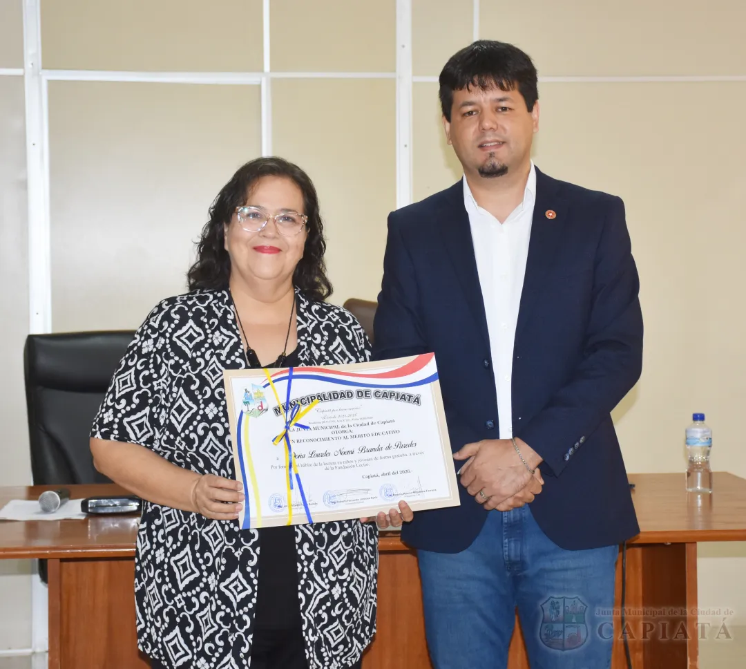 Foto 7 de Entrega de Reconocimiento al Mérito Educativo al Sr. Pedro Alfonso Caballero y a la Dra. Lourdes Noemí Branda de Paredes por fomentar el hábito de la lectura