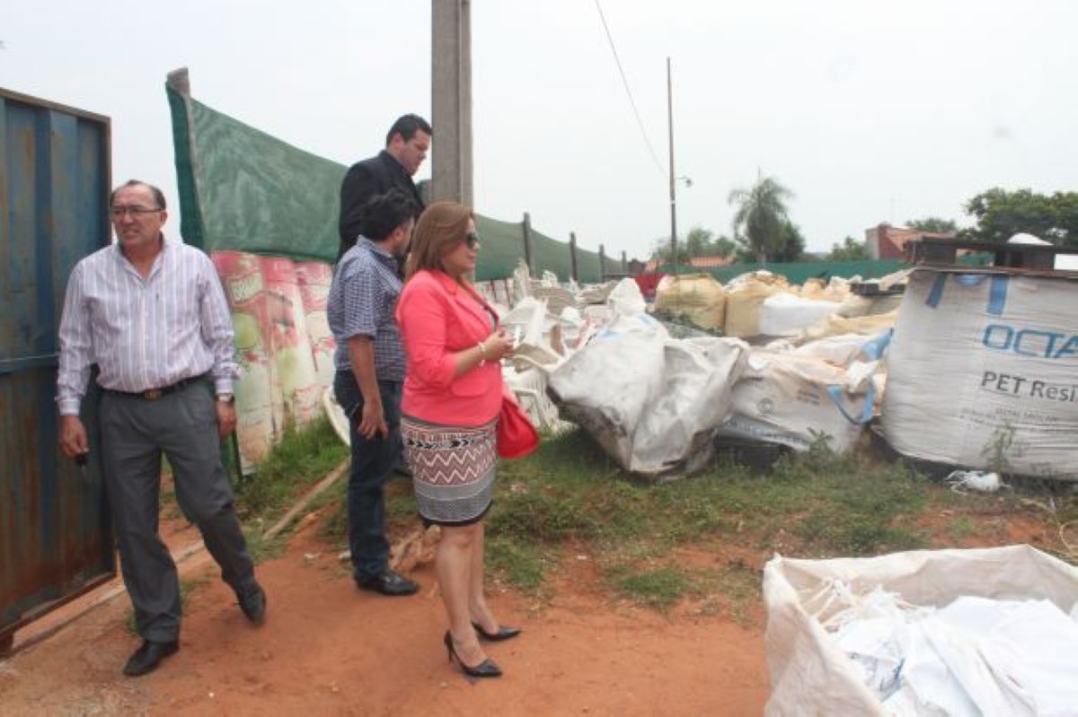 Foto 11 de Vecinos del Km. 21 ruta I expresaron su queja contra recicladora de residuos plásticos por emisión de malos olores