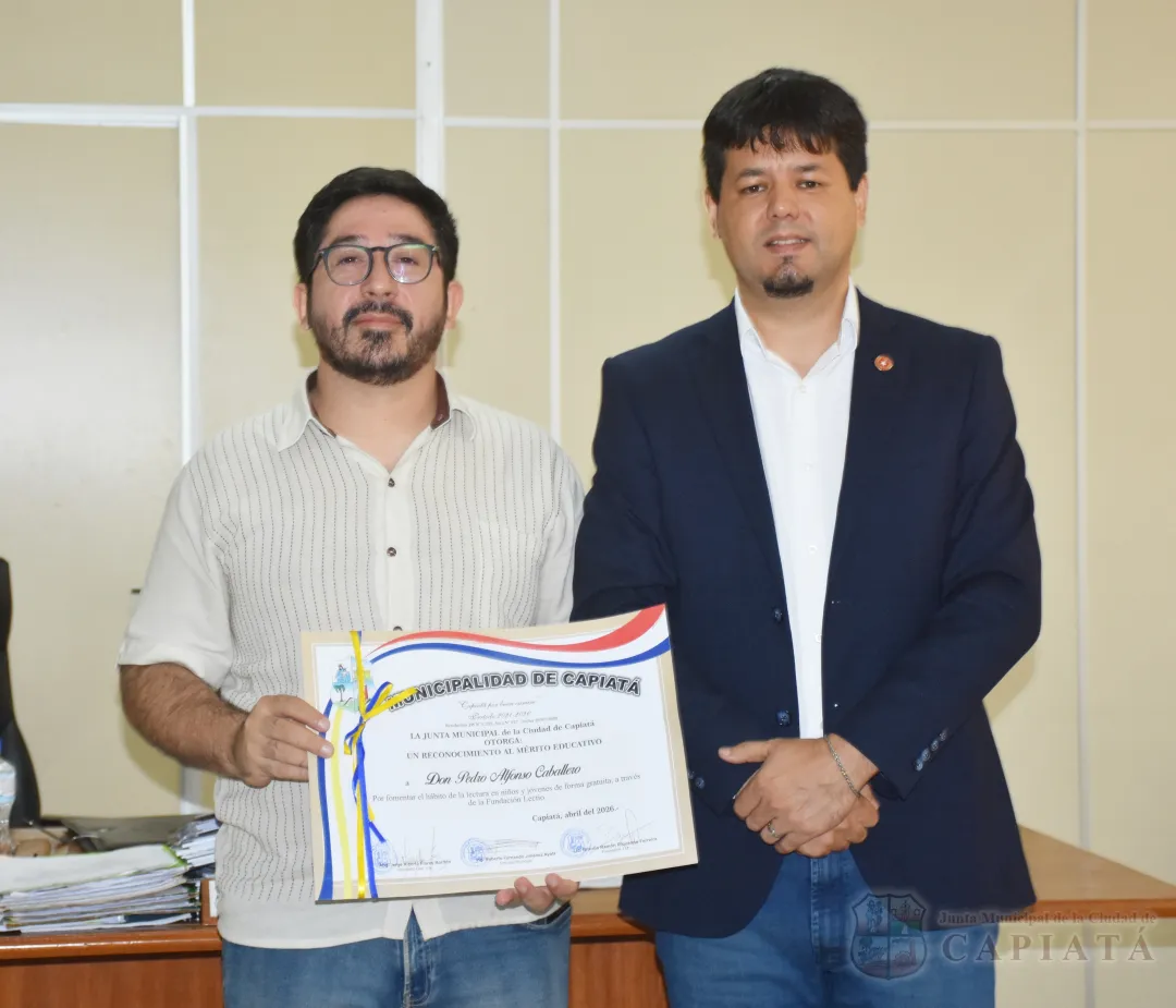 Foto 10 de Entrega de Reconocimiento al Mérito Educativo al Sr. Pedro Alfonso Caballero y a la Dra. Lourdes Noemí Branda de Paredes por fomentar el hábito de la lectura