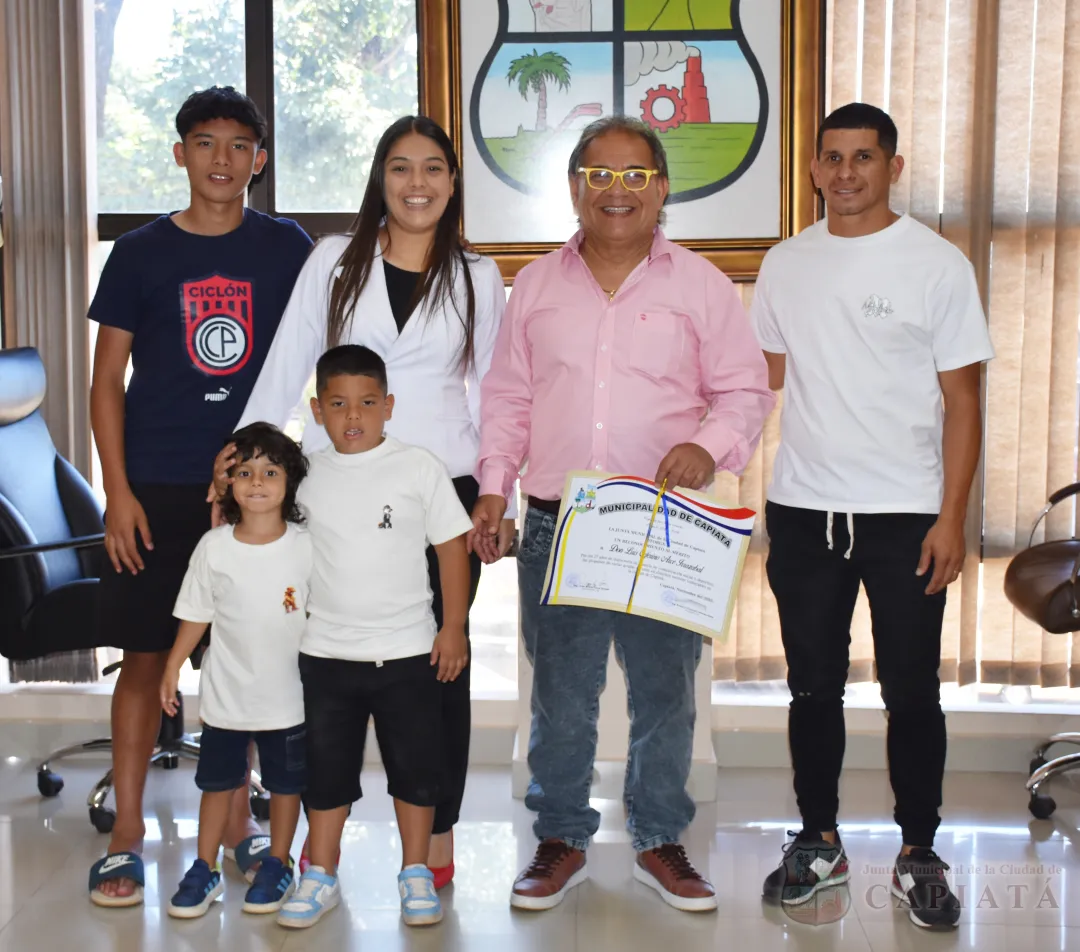 Foto 1 de Entrega de reconocimiento al Mérito a los destacados comunicadores sociales Felipe Darío Fernández y Luis Arce