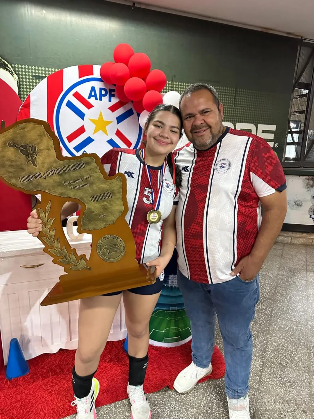 Foto 4 de Reconocimiento al Mérito Candela Jara y Maia Aranda, campeonas sudamericanas de Handall Sub 13 con la Selección Paraguaya