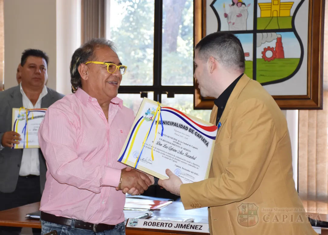 Foto 19 de Entrega de reconocimiento al Mérito a los destacados comunicadores sociales Felipe Darío Fernández y Luis Arce