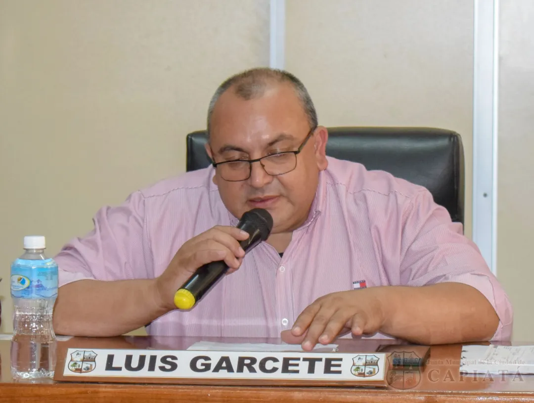 Foto 4 de Solicitan al Ejecutivo Municipal que, a través del departamento de Obras, verifique la ocupación de veredas en la zona de Poncho Pyta