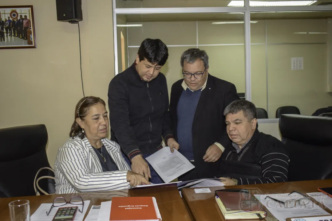 Foto 2 de Aprobaron adquisición de camionetas doble cabina para uso institucional