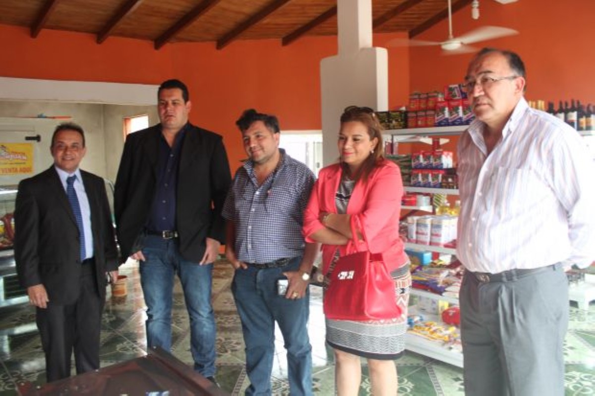 Foto 13 de Vecinos del Km. 21 ruta I expresaron su queja contra recicladora de residuos plásticos por emisión de malos olores