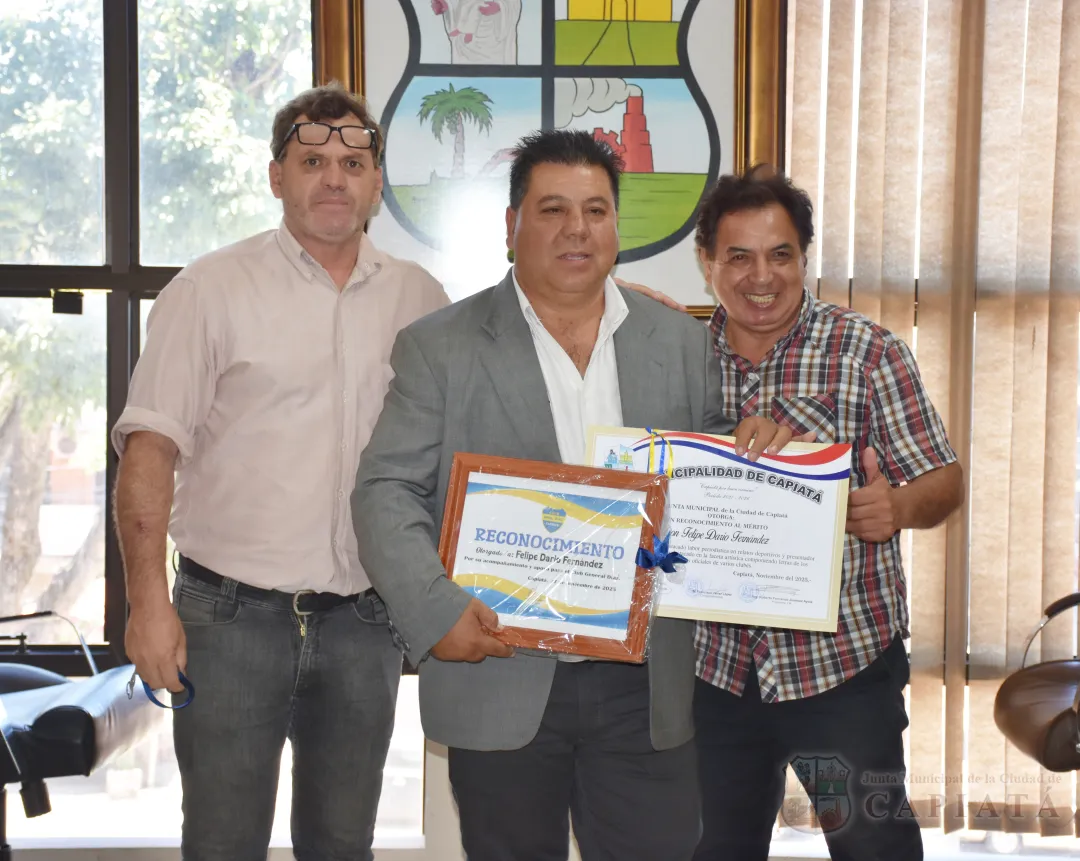 Foto 5 de Entrega de reconocimiento al Mérito a los destacados comunicadores sociales Felipe Darío Fernández y Luis Arce