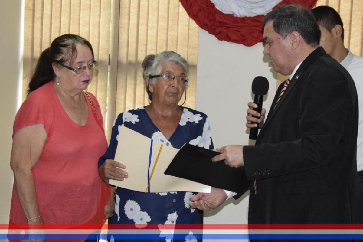 Foto 16 de Reconocimiento a la Sra. Epifanía Vda. de Montiel por la donación de un terreno para asiento de una plaza pública