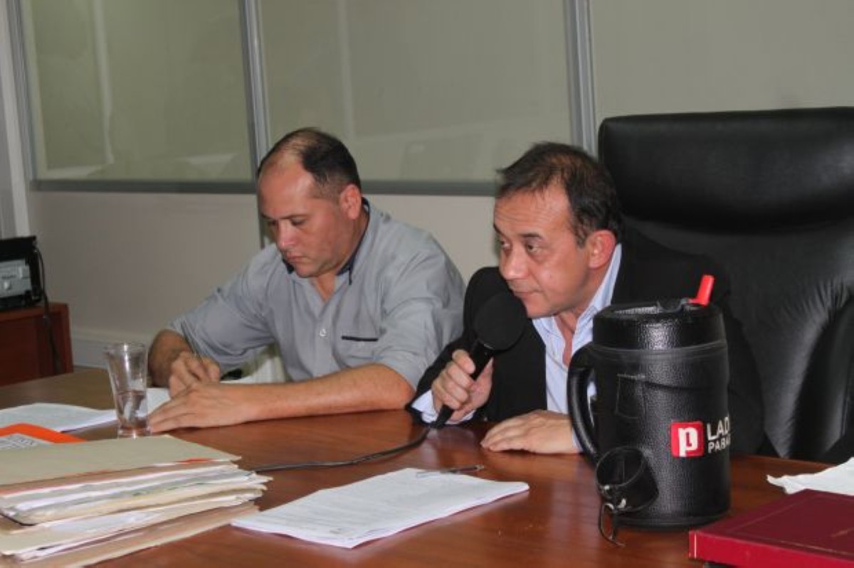 Foto 2 de Denuncian intento de invasión de plaza pública