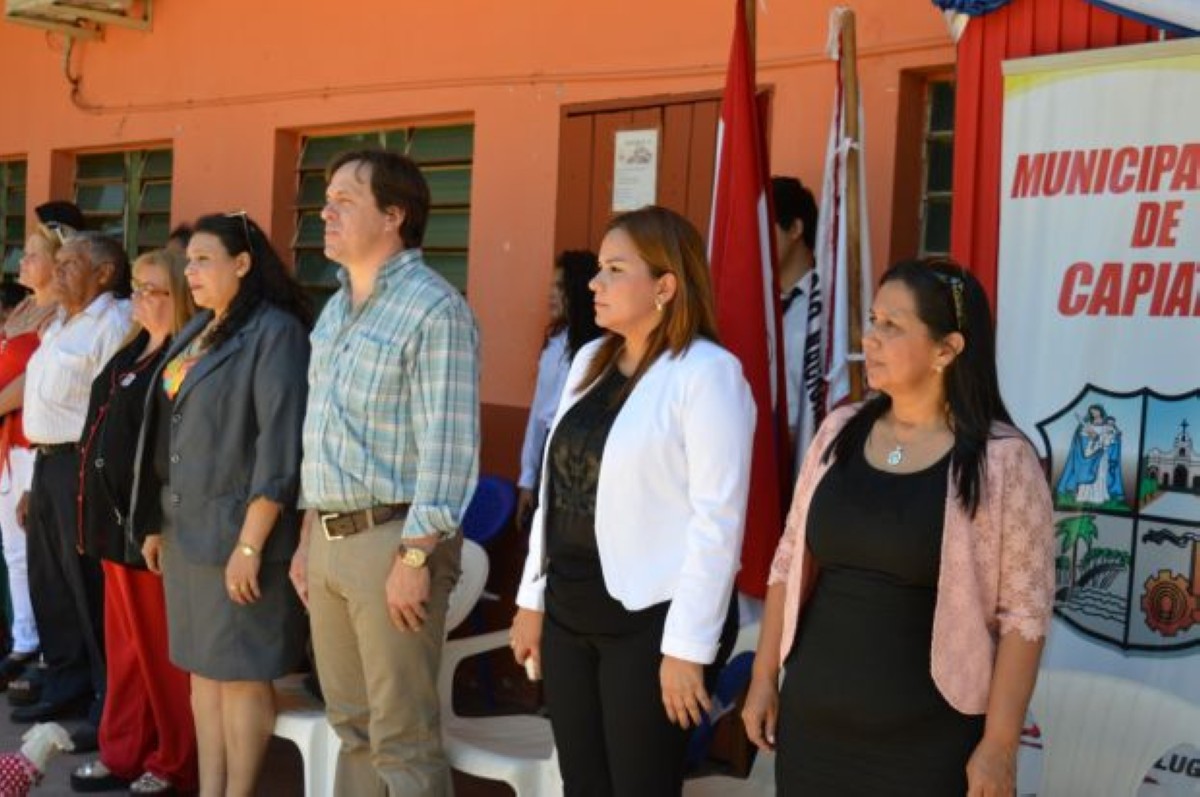 Foto 3 de Concejala Laura Gamarra de Talavera presente en actos inaugurales de nuevas aulas en escuelas