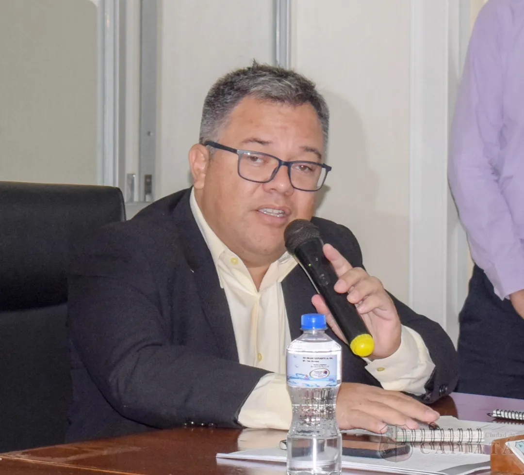 Foto 4 de Autorizan al Ejecutivo Municipal desafectar espacio público donde está asentada la Esc. Bás. Priv. Subvencionada Nº 6438 “Santa Lucía”, a favor del MEC