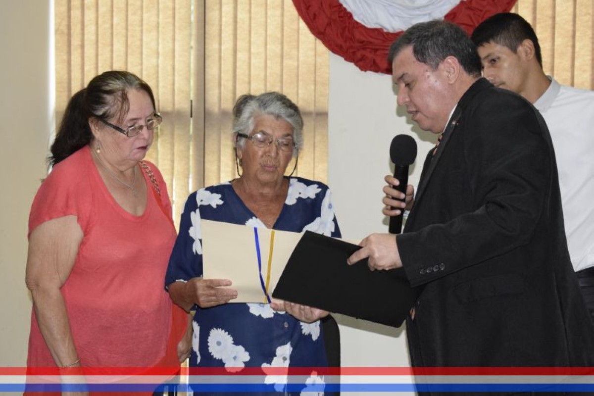 Foto 15 de Reconocimiento a la Sra. Epifanía Vda. de Montiel por la donación de un terreno para asiento de una plaza pública