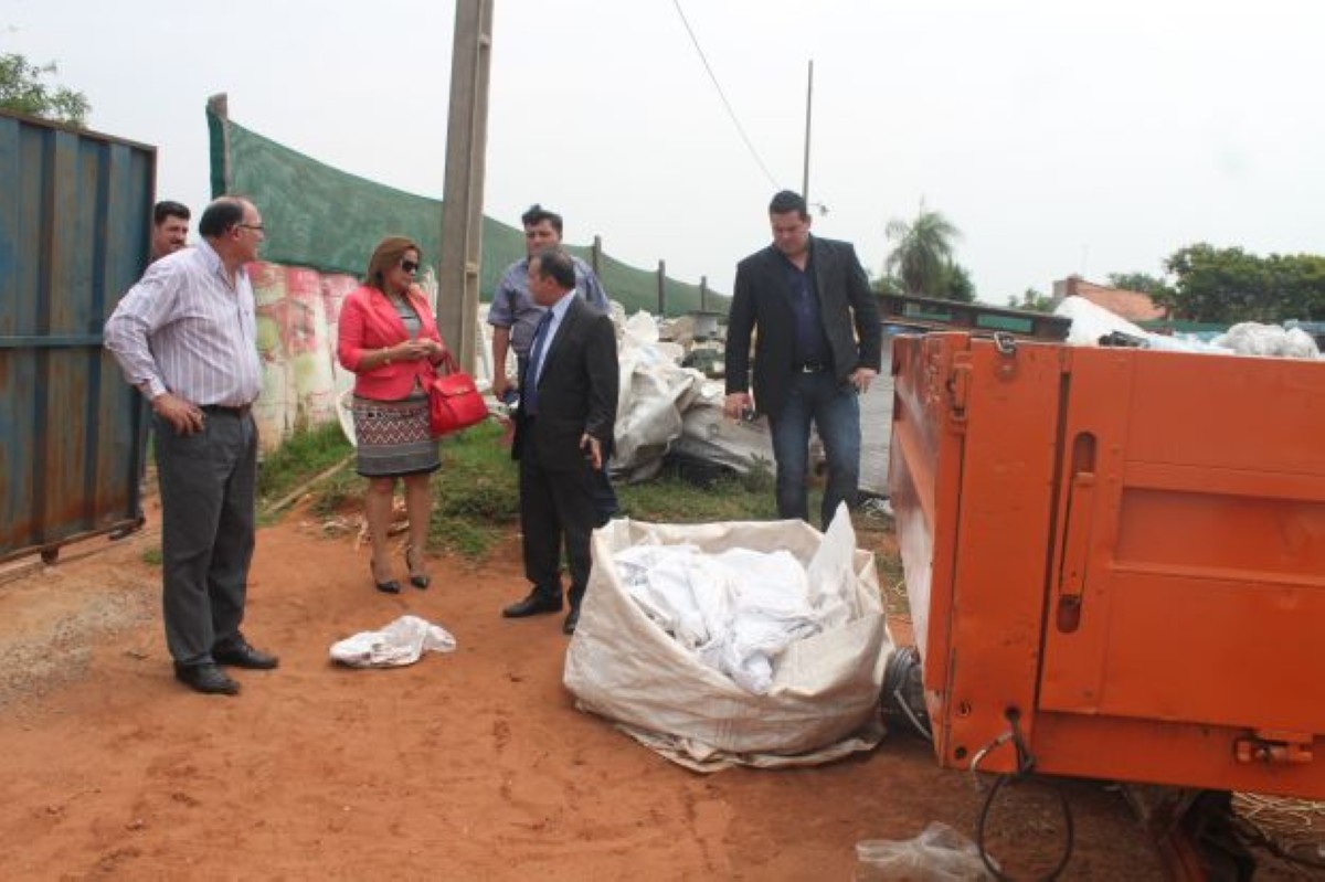 Foto 12 de Vecinos del Km. 21 ruta I expresaron su queja contra recicladora de residuos plásticos por emisión de malos olores