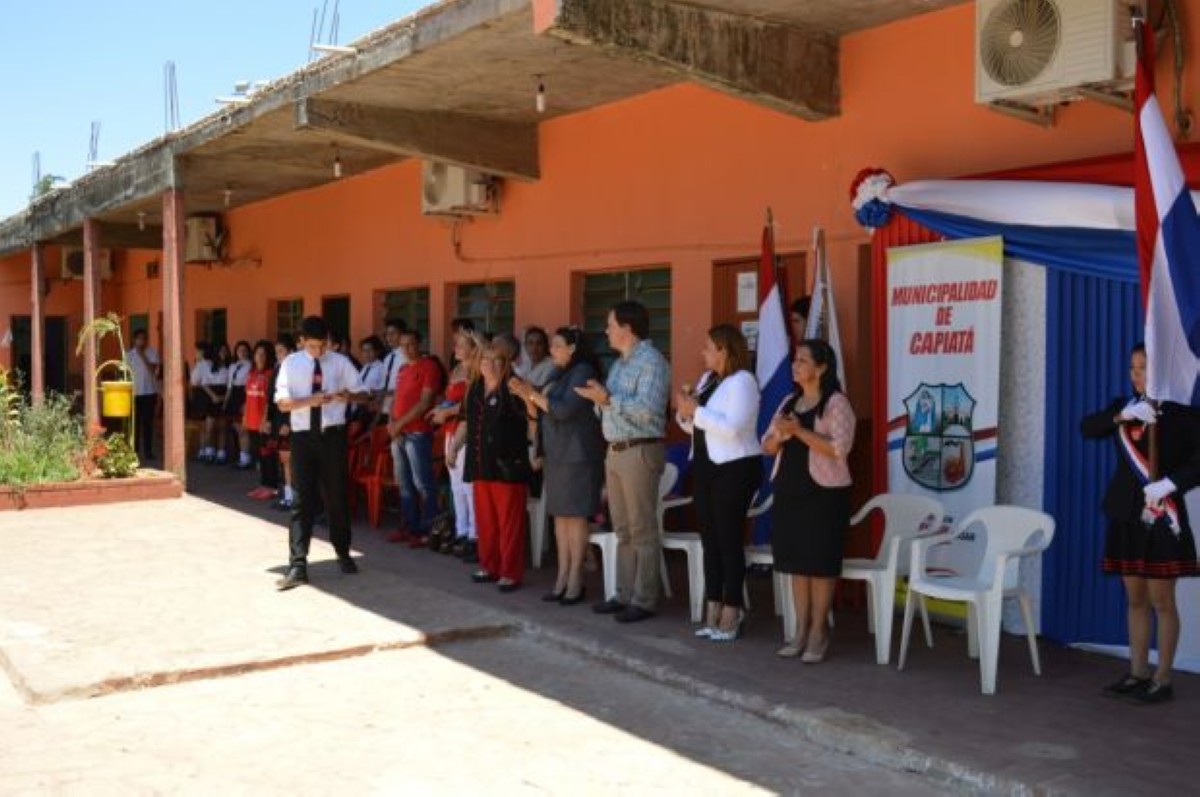 Foto 2 de Concejala Laura Gamarra de Talavera presente en actos inaugurales de nuevas aulas en escuelas