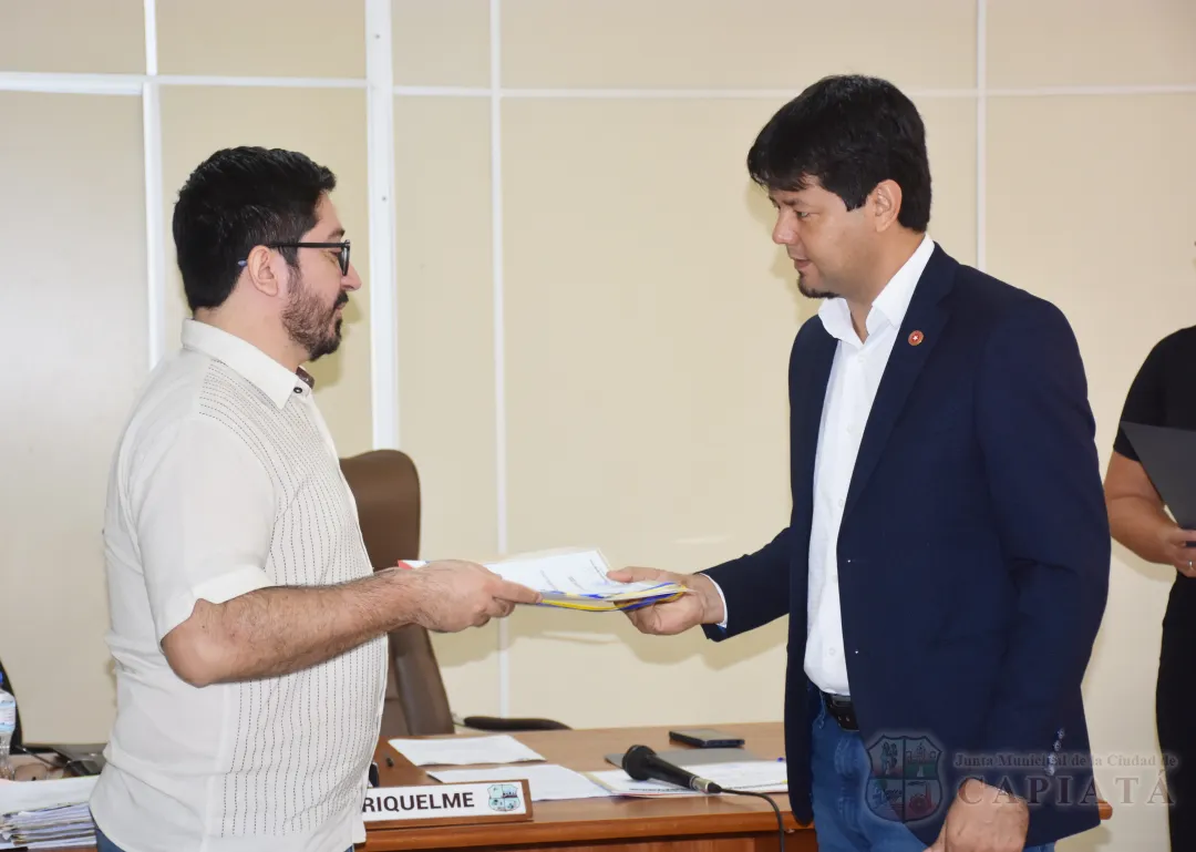 Foto 11 de Entrega de Reconocimiento al Mérito Educativo al Sr. Pedro Alfonso Caballero y a la Dra. Lourdes Noemí Branda de Paredes por fomentar el hábito de la lectura