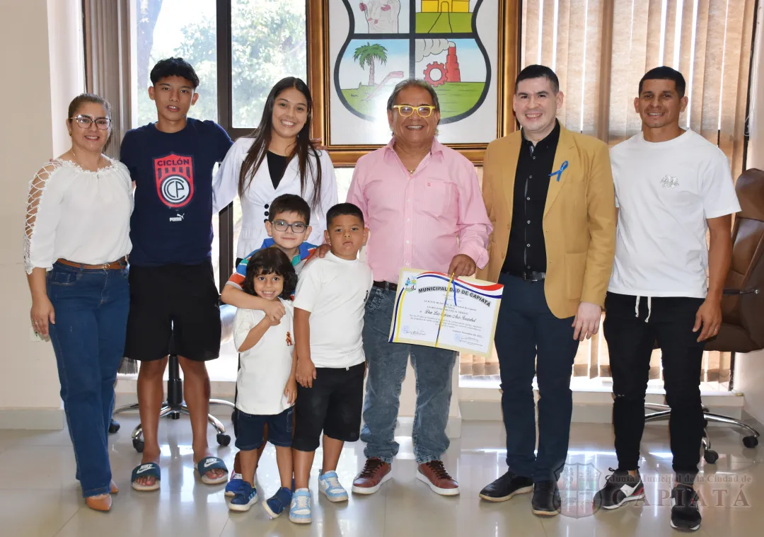 Foto 2 de Entrega de reconocimiento al Mérito a los destacados comunicadores sociales Felipe Darío Fernández y Luis Arce