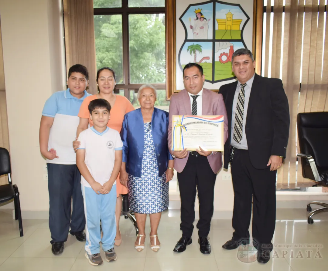 Foto 1 de Acto de Reconocimiento al Mérito al joven poeta capiateño Samuel Bordón Cañete