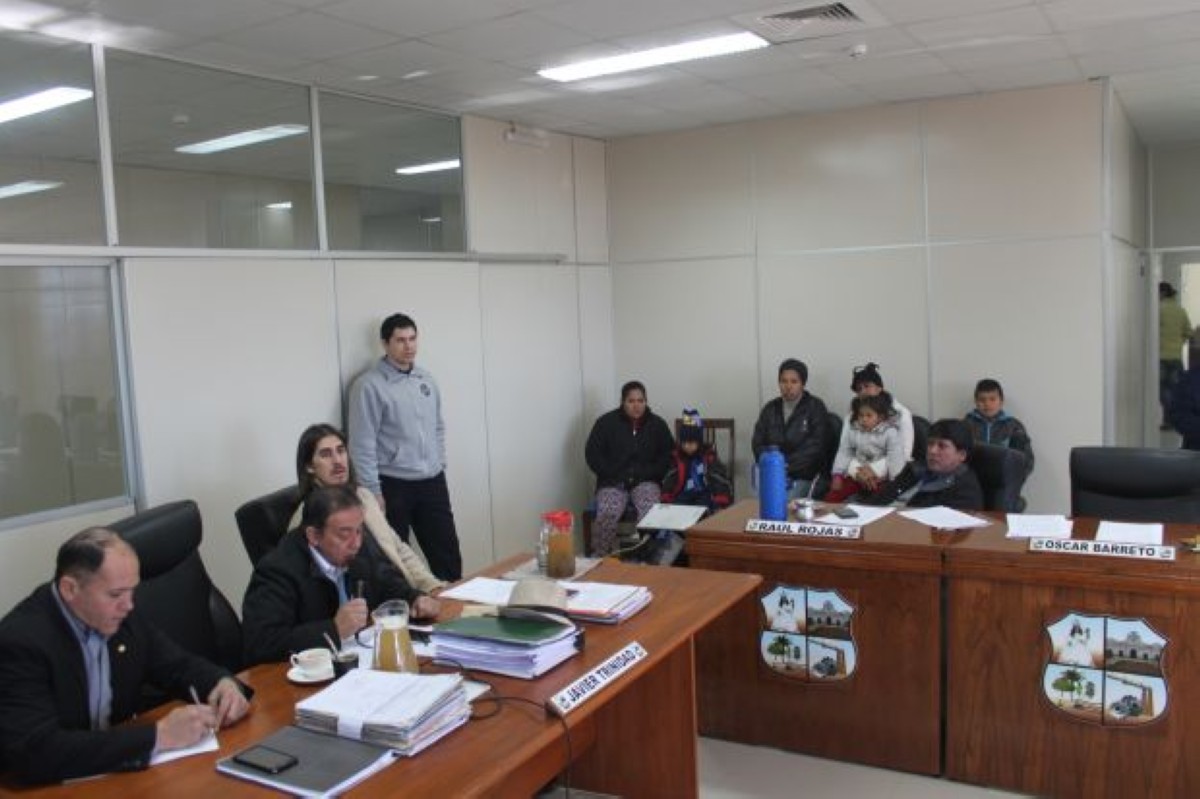 Foto 3 de Pobladoras de la Cía. 2ª Costa Salinas respaldan a la jefa del Puesto de Salud de la zona y a sus profesionales de blanco