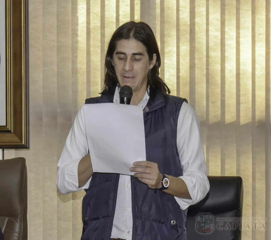 Foto 1 de Concejala Arguello solicita la reparación de la vereda, costado sur, de la escuela Enrique Soler