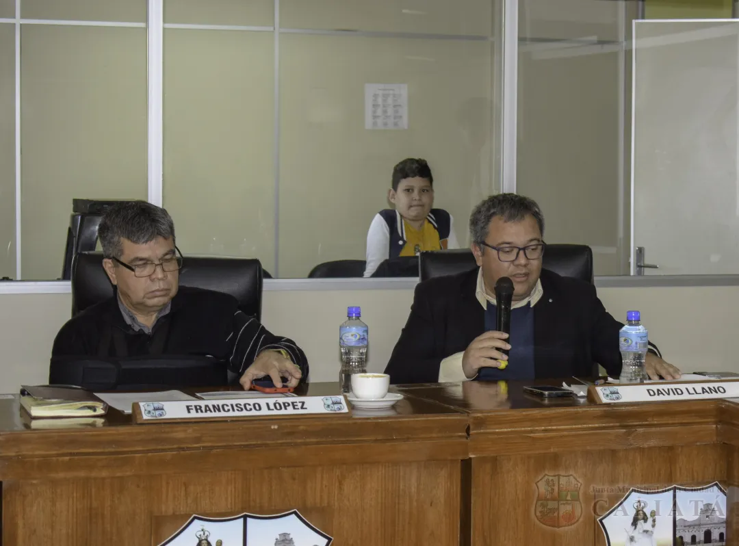 Foto 7 de Aprobaron adquisición de camionetas doble cabina para uso institucional