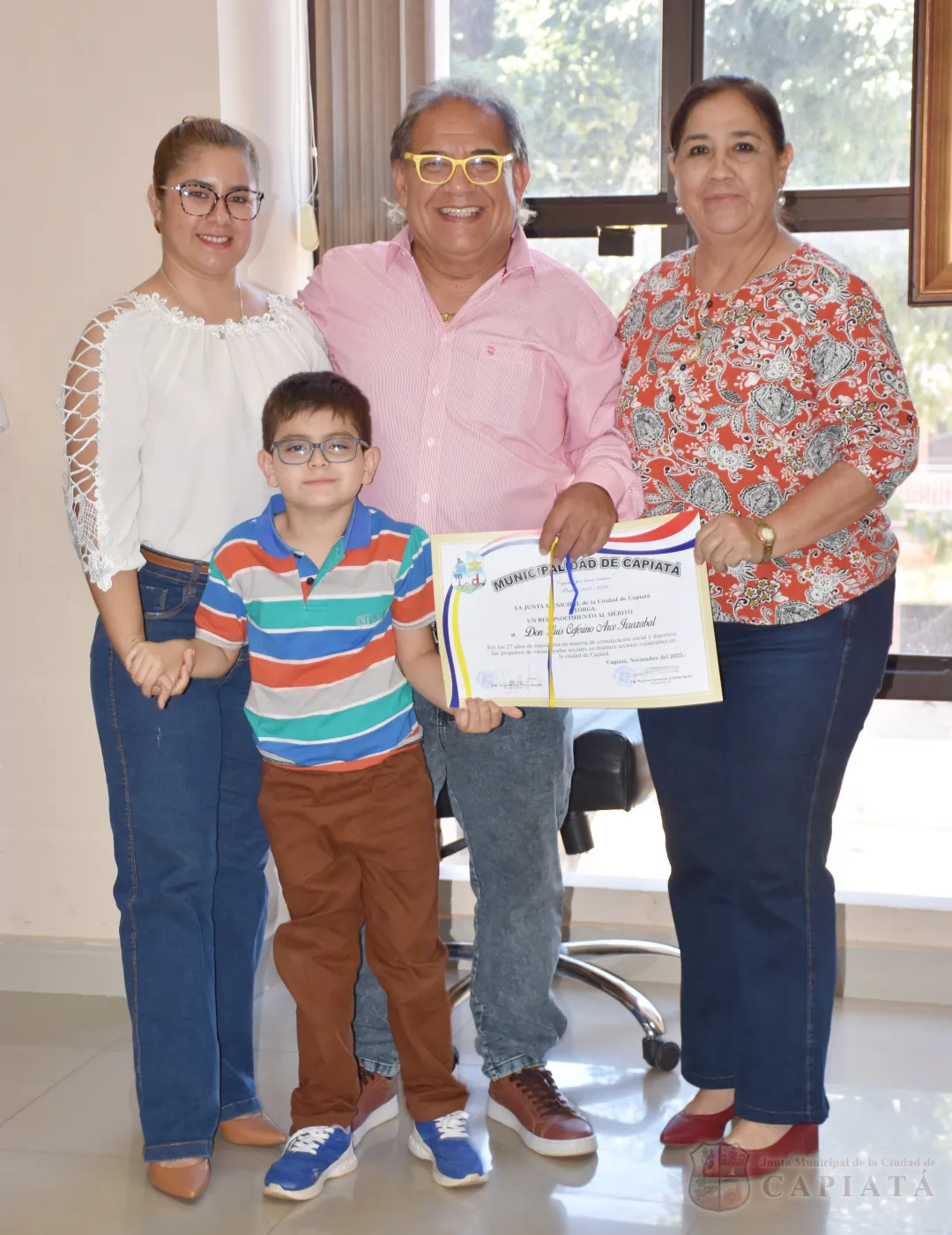 Foto 4 de Entrega de reconocimiento al Mérito a los destacados comunicadores sociales Felipe Darío Fernández y Luis Arce