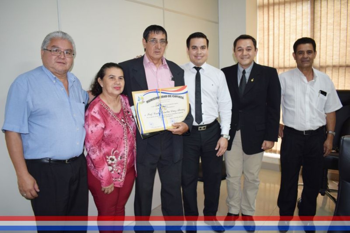 Foto 20 de Entrega de reconocimiento al Prof. Carlos Eusebio Díaz Alvarez