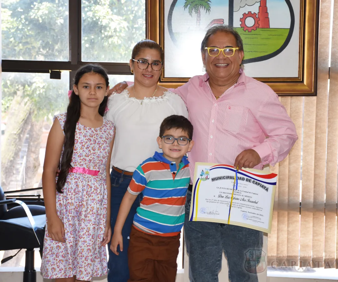 Foto 3 de Entrega de reconocimiento al Mérito a los destacados comunicadores sociales Felipe Darío Fernández y Luis Arce